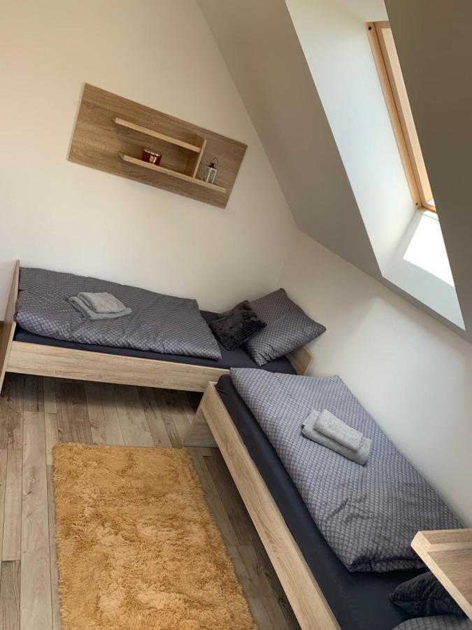 Cozy 2-Bedroom Vacation Apartment With Entire Top Floor Gaj  Bagian luar foto