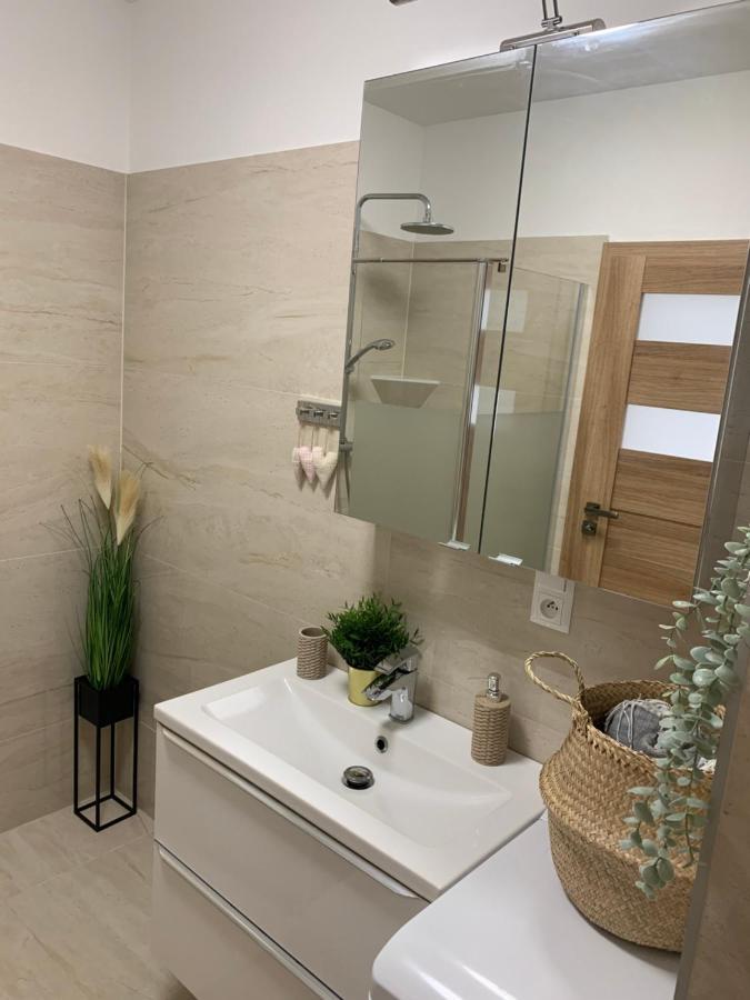 Cozy 2-Bedroom Vacation Apartment With Entire Top Floor Gaj  Bagian luar foto