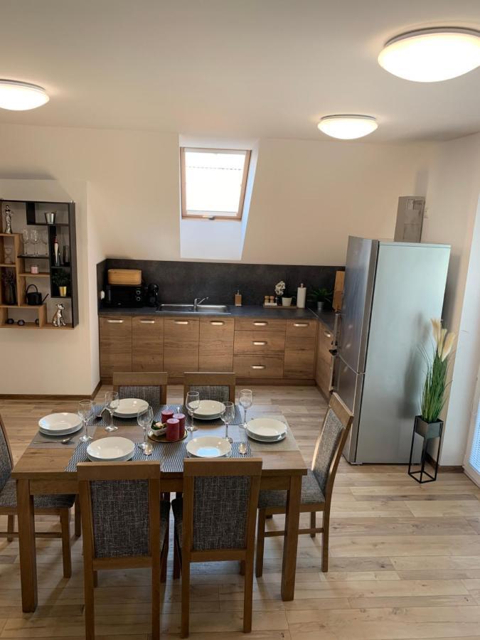 Cozy 2-Bedroom Vacation Apartment With Entire Top Floor Gaj  Bagian luar foto