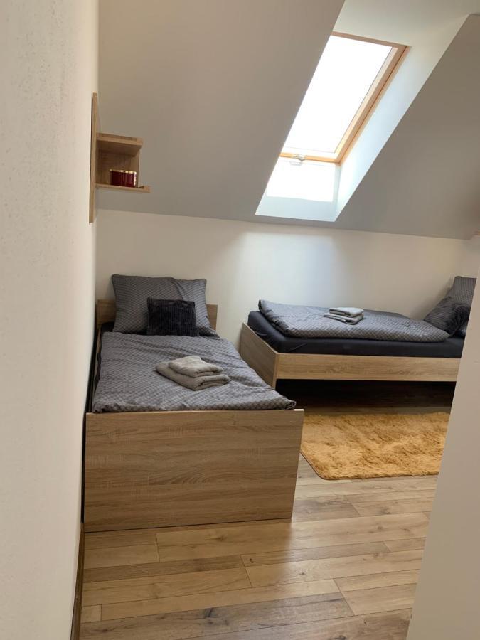 Cozy 2-Bedroom Vacation Apartment With Entire Top Floor Gaj  Bagian luar foto