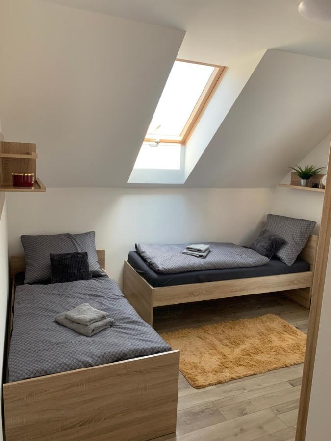 Cozy 2-Bedroom Vacation Apartment With Entire Top Floor Gaj  Bagian luar foto